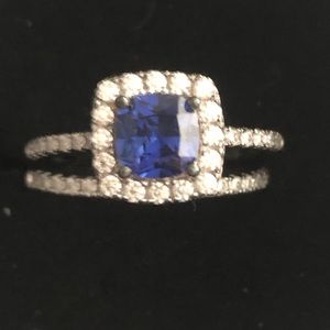 🌹 1 ct Moissianitecenter blue sapphire surrounded byMoissianites